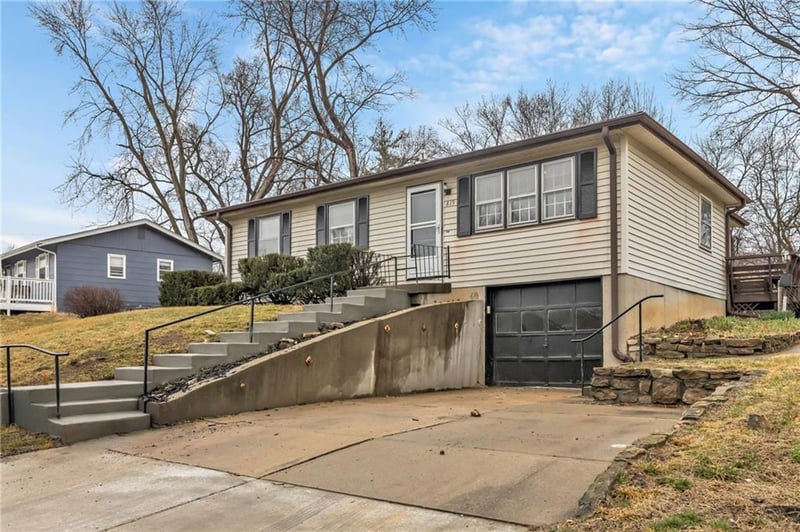 819 Main St, Liberty, MO 64068