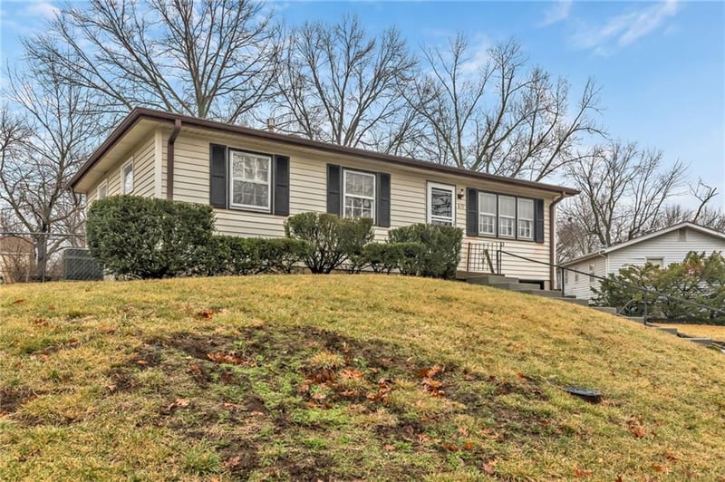 819 Main St, Liberty, MO 64068