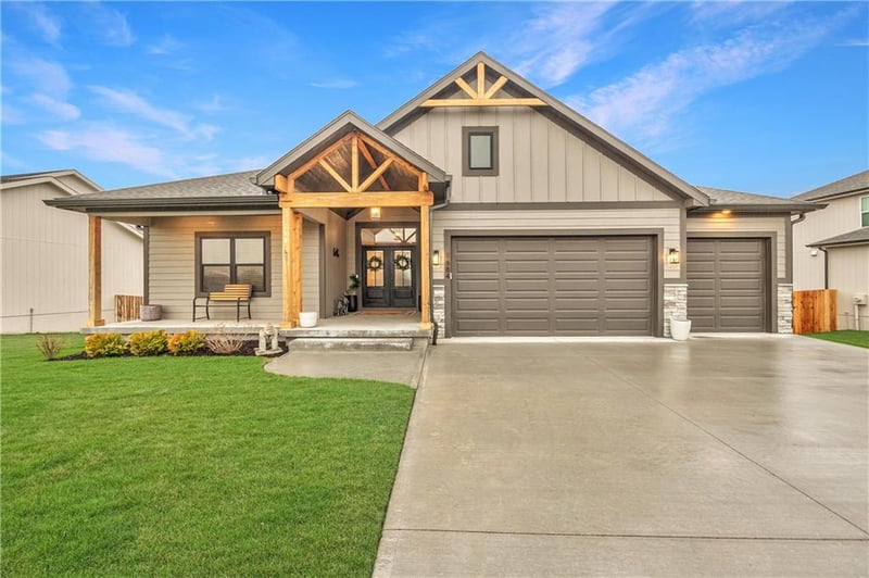 1684 163rd St, Basehor, KS 66007