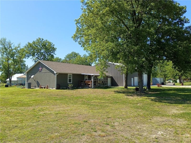 106 S Preston St, Kincaid, KS 66039