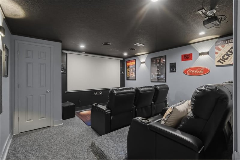 647 Crestview Dr, Grain Valley, MO 64029