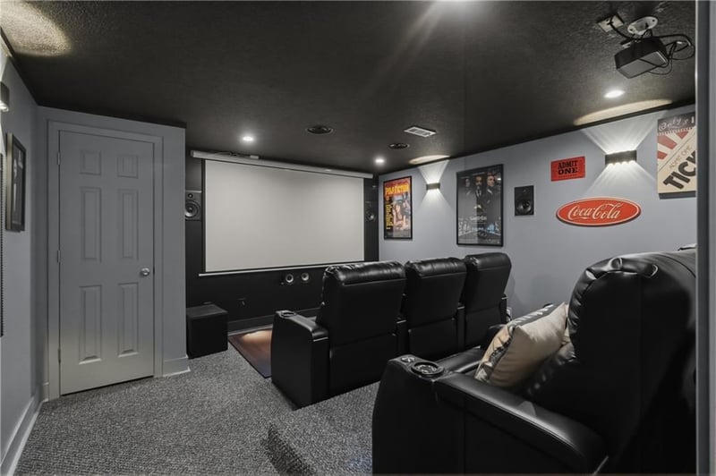 647 Crestview Dr, Grain Valley, MO 64029