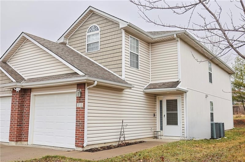 911 SW Peach Tree Ln, Blue Springs, MO 64064