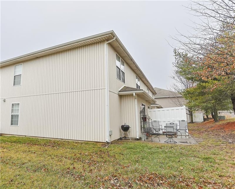 911 SW Peach Tree Ln, Blue Springs, MO 64064