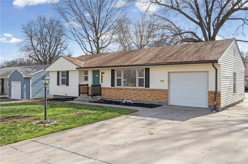 17301 Cheyenne Dr, Independence, MO 64056