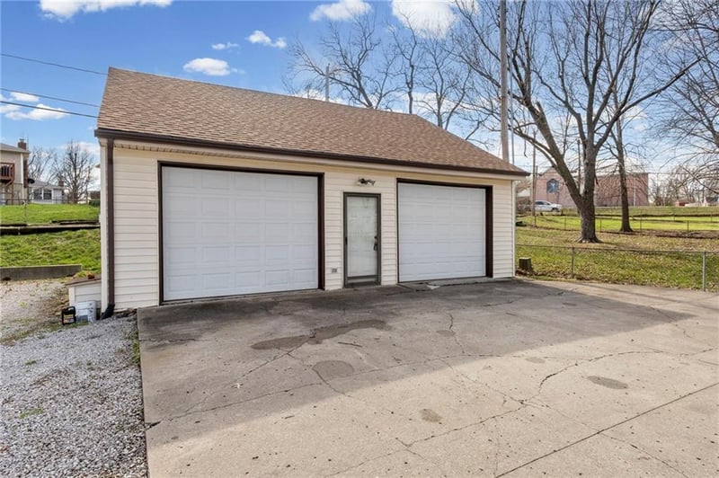 17301 Cheyenne Dr, Independence, MO 64056