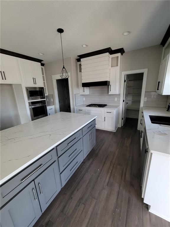 408 Greenview Dr, Blue Springs, MO 64029