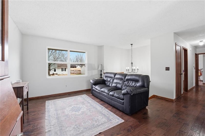 906 67th Pl, Kansas City, MO 64118