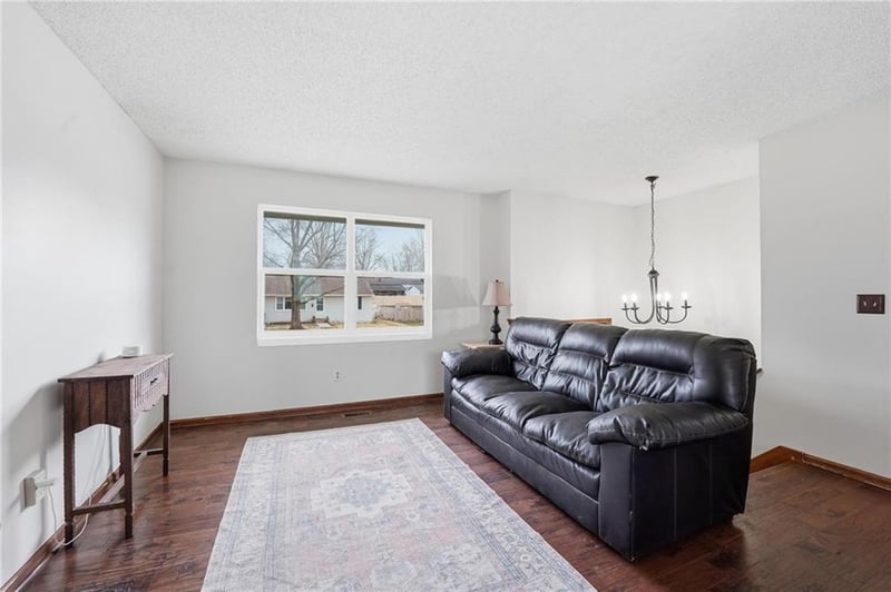 906 67th Pl, Kansas City, MO 64118