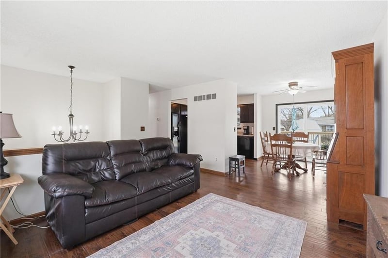 906 67th Pl, Kansas City, MO 64118