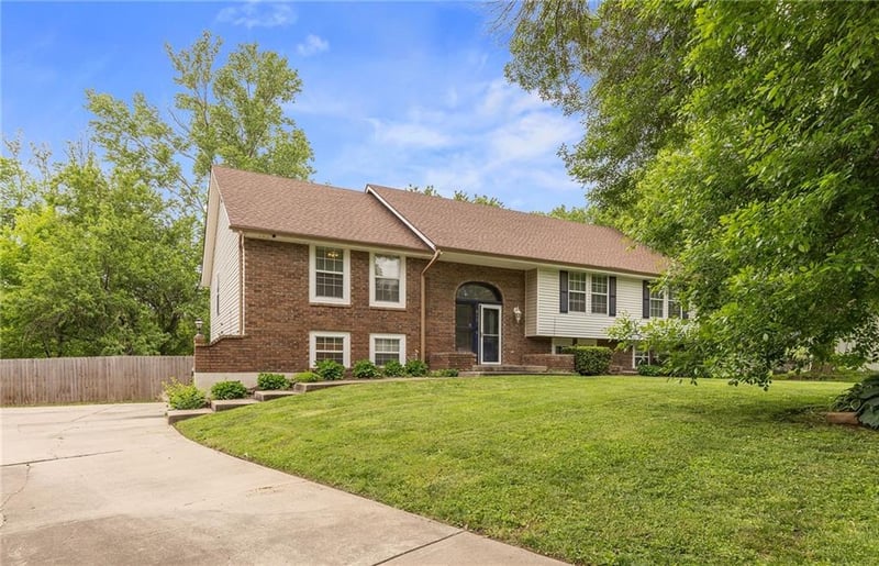 600 Sunny Creek Ln, Blue Springs, MO 64014