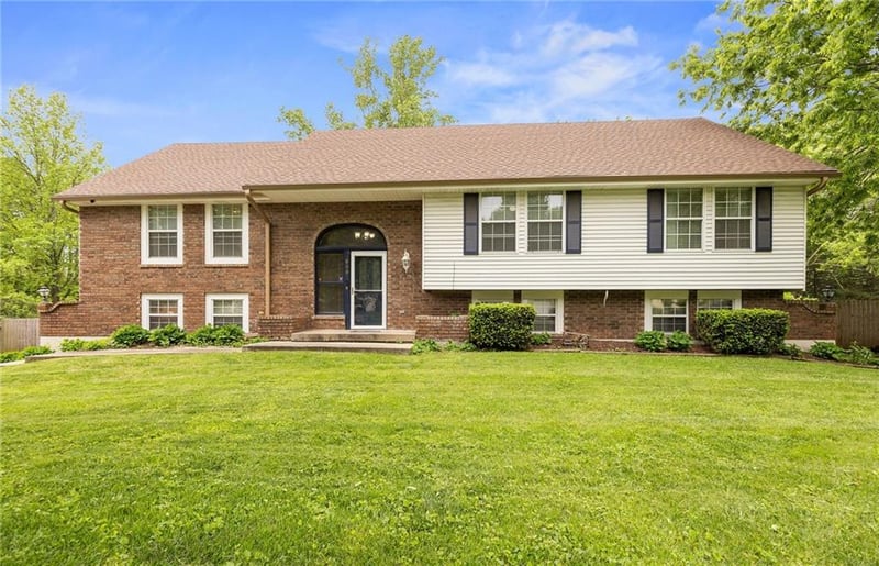 600 Sunny Creek Ln, Blue Springs, MO 64014