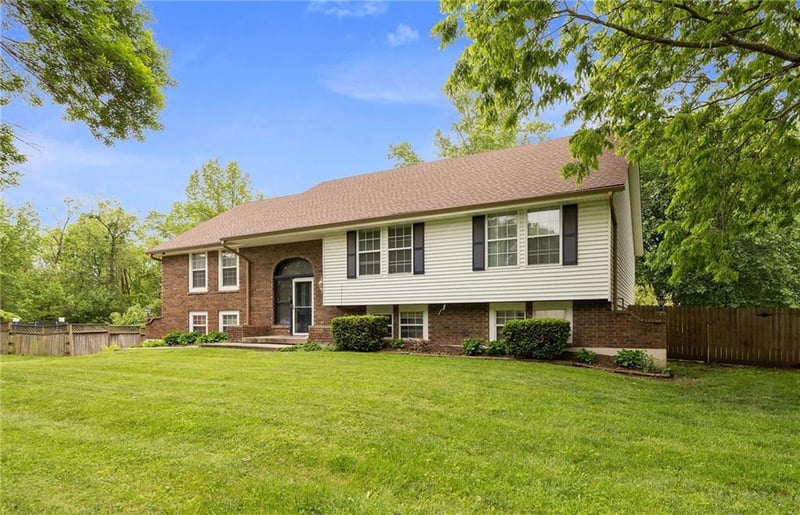 600 Sunny Creek Ln, Blue Springs, MO 64014