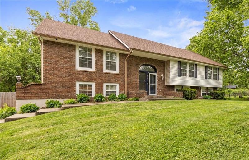 600 Sunny Creek Ln, Blue Springs, MO 64014