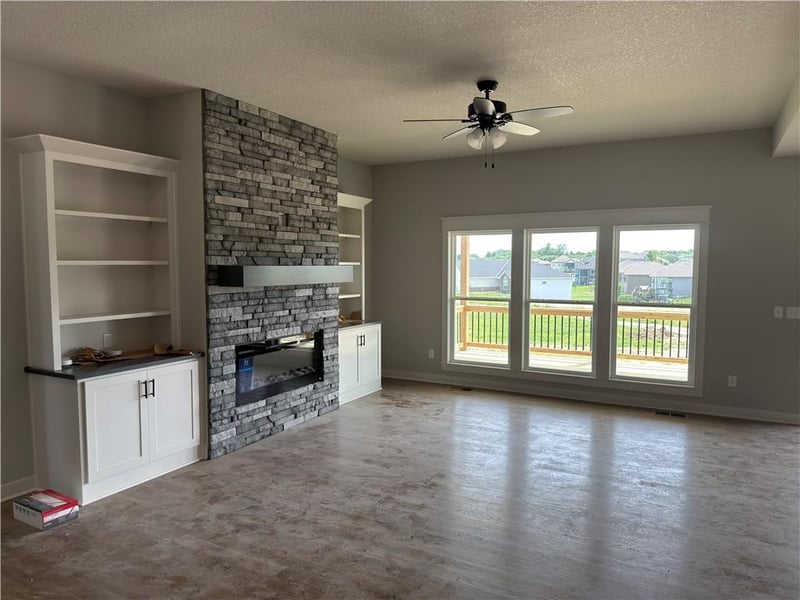 4700 Woodland Shores Ct, St Joseph, MO 64505