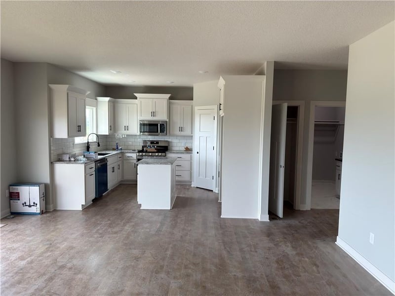 4700 Woodland Shores Ct, St Joseph, MO 64505