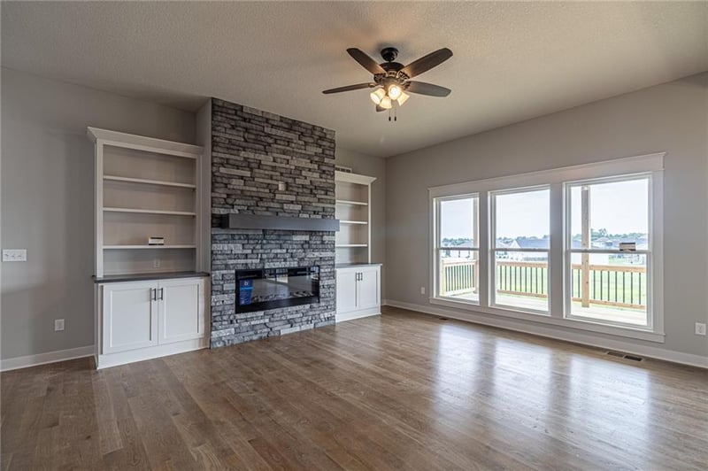 4700 Woodland Shores Ct, St Joseph, MO 64505