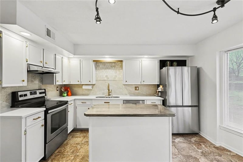 8721 Riggs Ln, Overland Park, KS 66212