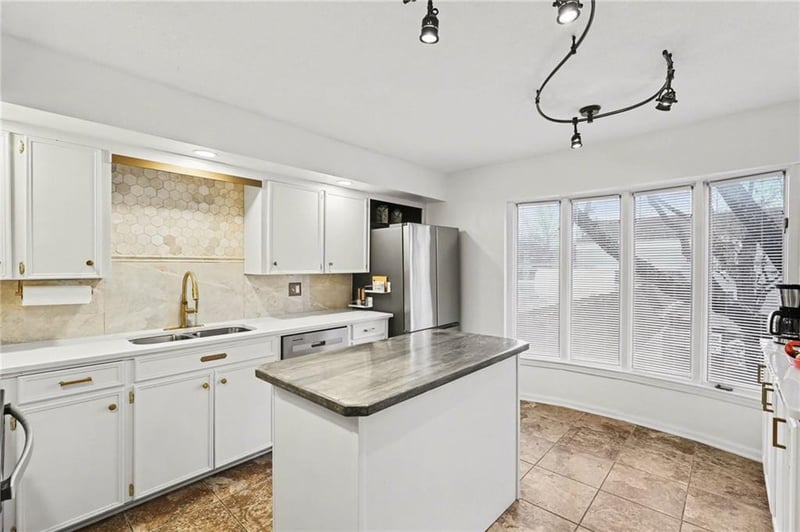 8721 Riggs Ln, Overland Park, KS 66212