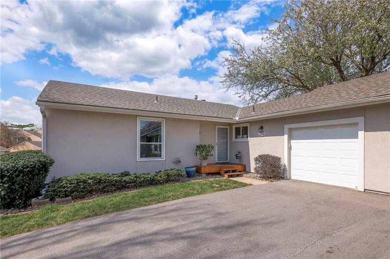 12746 108th Pl, Overland Park, KS 66210