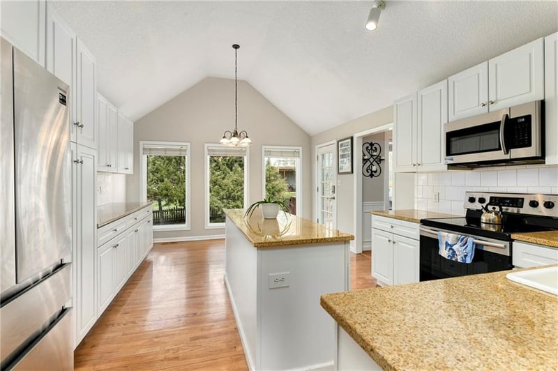 712 Rock Creek Dr, Lansing, KS 66043