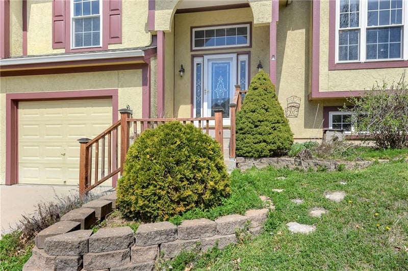 712 Rock Creek Dr, Lansing, KS 66043