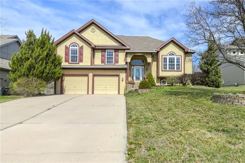 712 Rock Creek Dr, Lansing, KS 66043