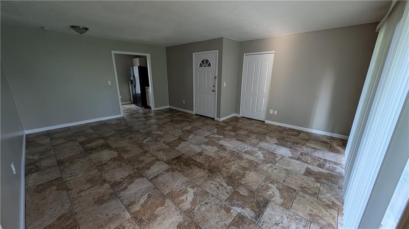 8612 Countryshire Ln, Kansas City, MO 64138