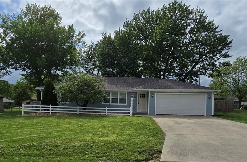 203 Kristine Ave, Clinton, MO 64735