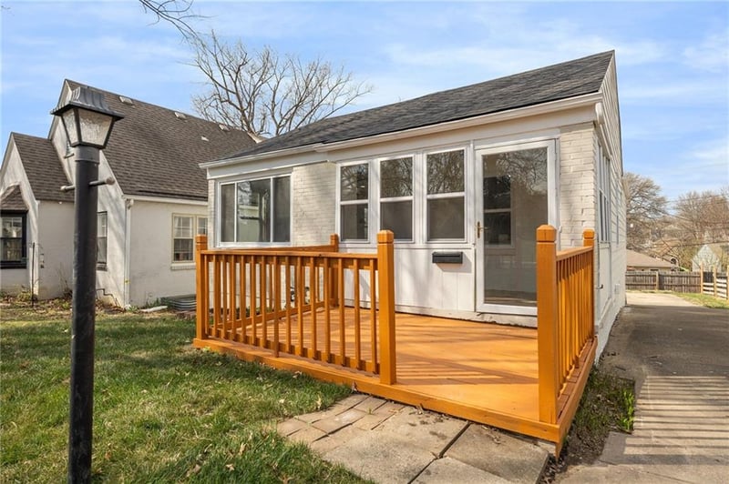 822 72nd St, Kansas City, MO 64131