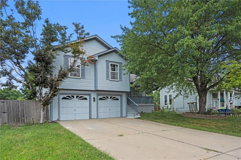 2504 Dale Hunter Trl, Lee's Summit, MO 64086