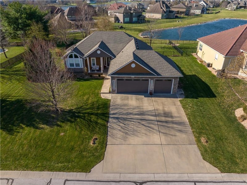 4612 Gull Point Dr, Lee's Summit, MO 64082