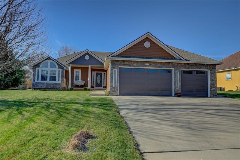 4612 Gull Point Dr, Lee's Summit, MO 64082