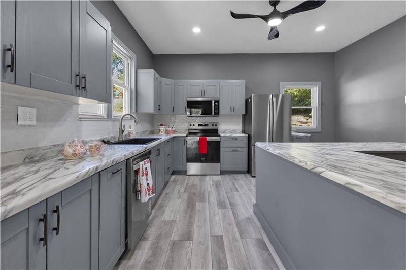 1809 Pacific St, St Joseph, MO 64503