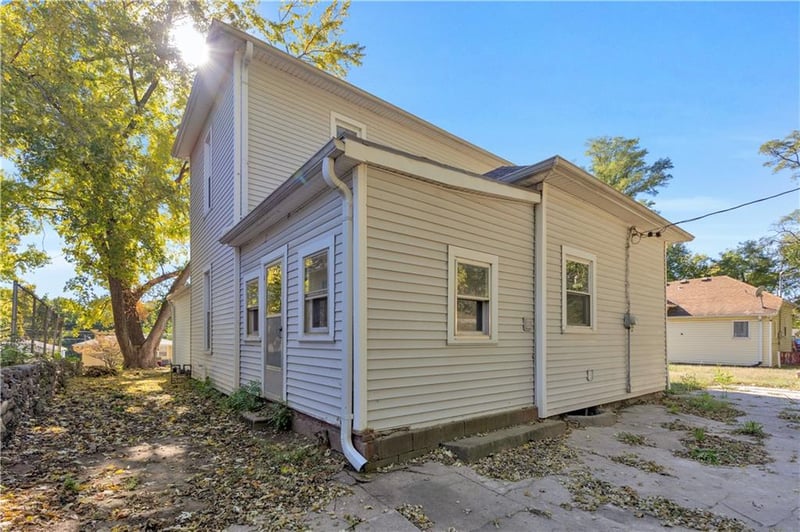 1809 Pacific St, St Joseph, MO 64503