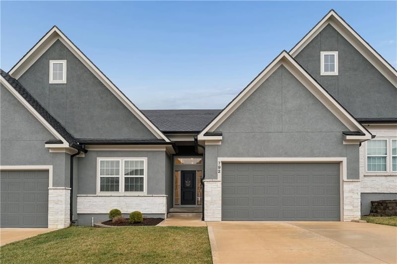 792 Algonquin St, Lee's Summit, MO 64064