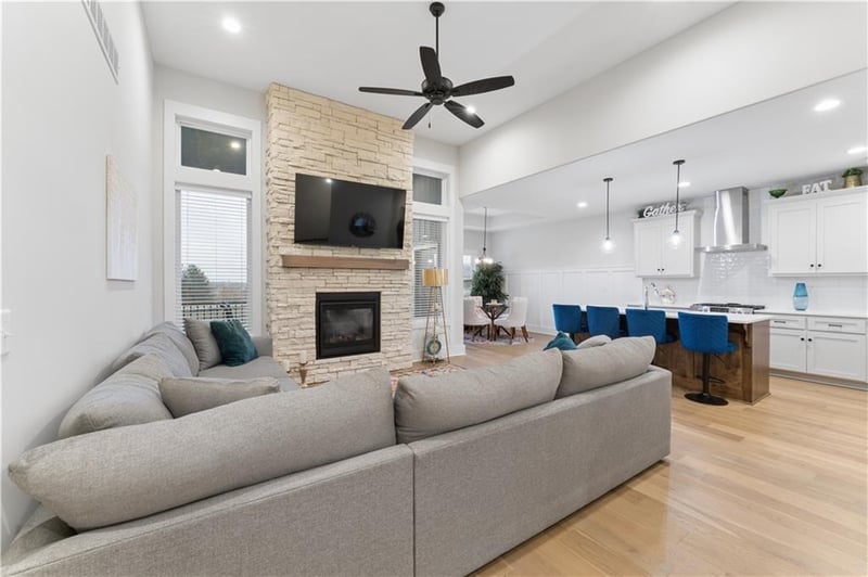 792 Algonquin St, Lee's Summit, MO 64064
