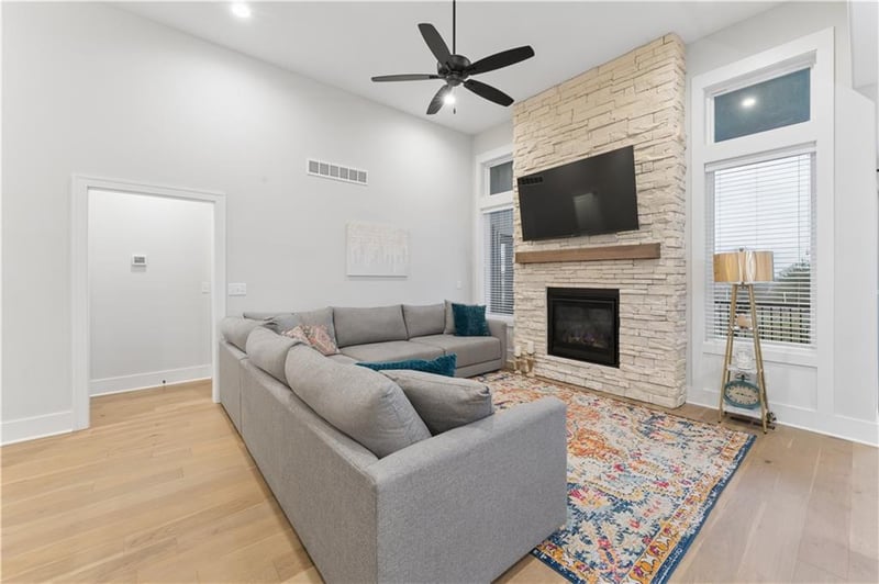 792 Algonquin St, Lee's Summit, MO 64064
