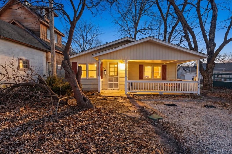 805 Rhodes Ave, Grandview, MO 64030