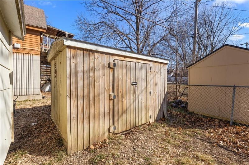 805 Rhodes Ave, Grandview, MO 64030