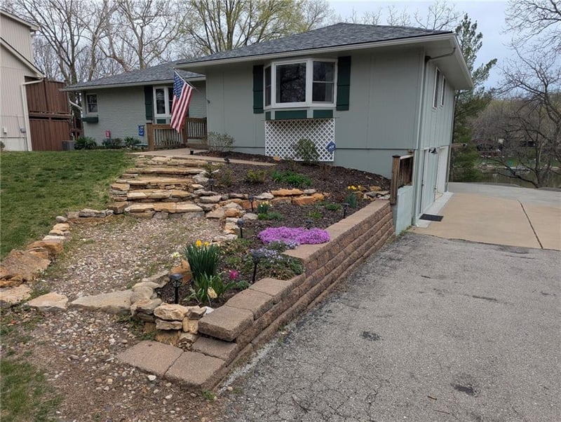 8219 NW Hillside Dr, Weatherby Lake, MO 64152