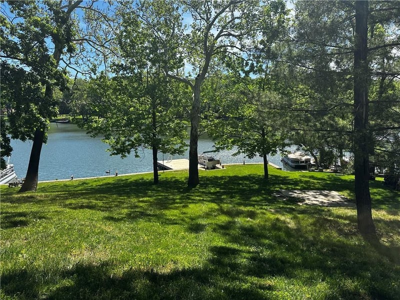 8219 NW Hillside Dr, Weatherby Lake, MO 64152