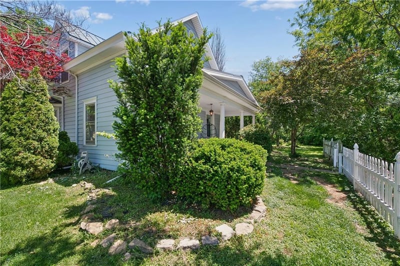 424 Walnut St, Weston, MO 64098