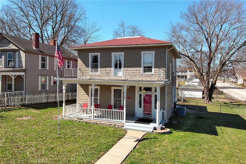 904 3rd Ave, Leavenworth, KS 66048