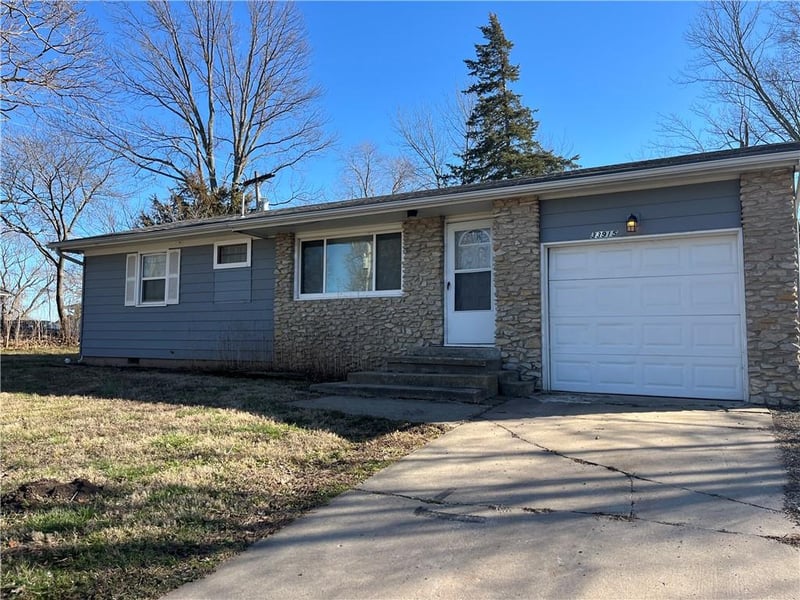 33915 83rd St, De Soto, KS 66018