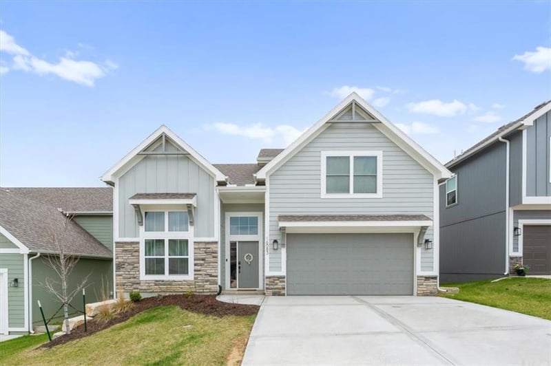 16083 Ryan Cir, Parkville, MO 64152