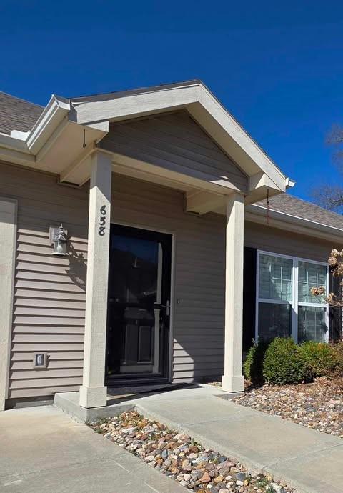 658 66th St, Gladstone, MO 64118