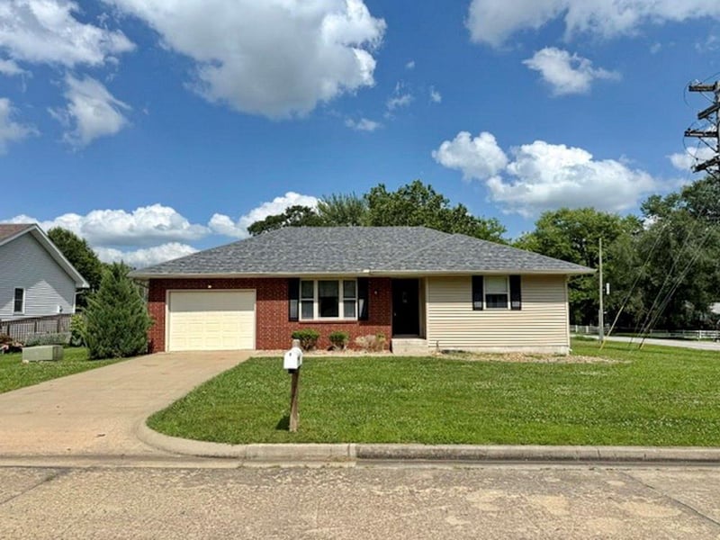 1409 Schrock Dr, El Dorado Springs, MO 64744