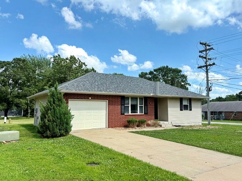 1409 Schrock Dr, El Dorado Springs, MO 64744