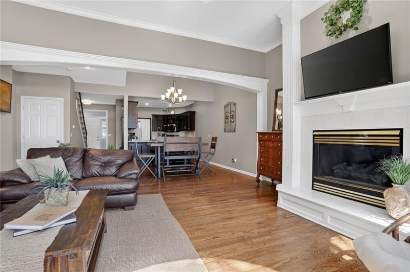 155 Pointe Dr, Gladstone, MO 64116